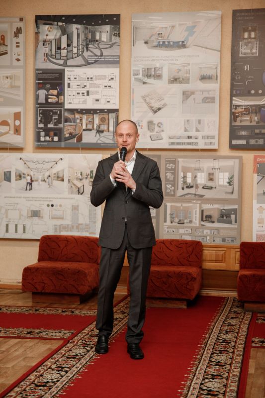 В областном Дворце культуры открылась отчётная ретроспективная выставка Железногорского художественного колледжа им. А. А. Дейнеки. Экспозиция посвящена 85-летию системы среднего профессионального образования