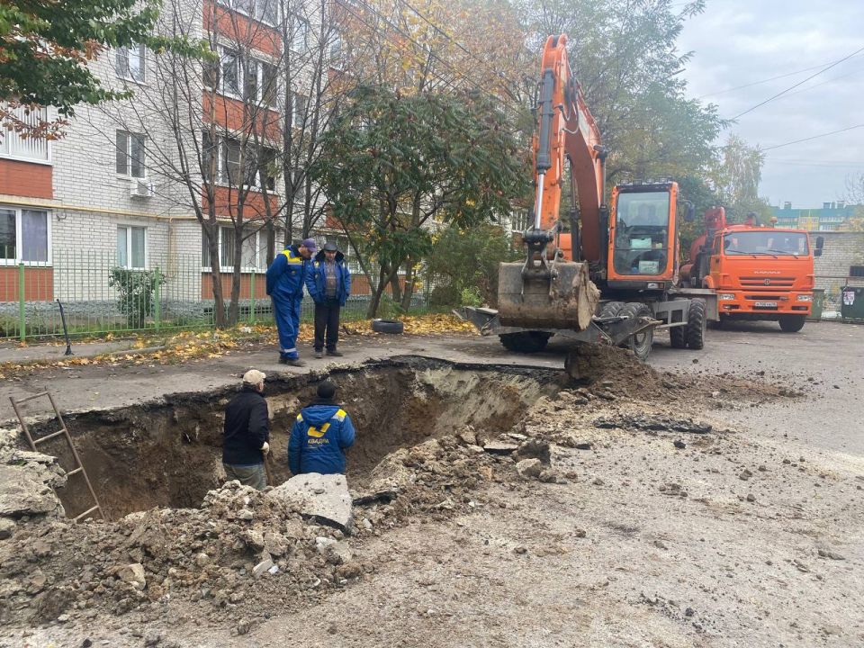 В Северо-Западном микрорайоне Курска с утра устраняют порыв теплосети