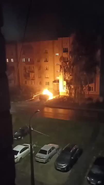 Внедорожник загорелся у подъезда многоэтажки в Курске