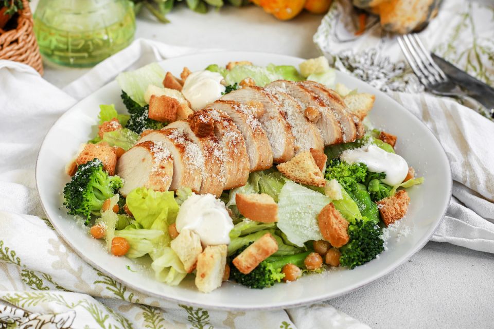 Летний цезарь с индейкой и хрустящим нутом: идеальный салат для жарких дней