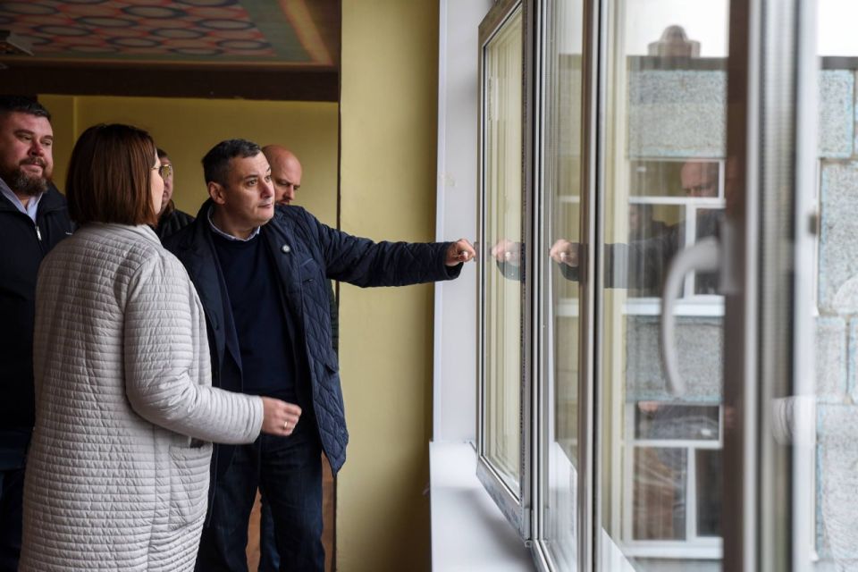 "Как новый дом!" Хинштейн посетил жильцов пострадавших квартир после атаки БПЛА