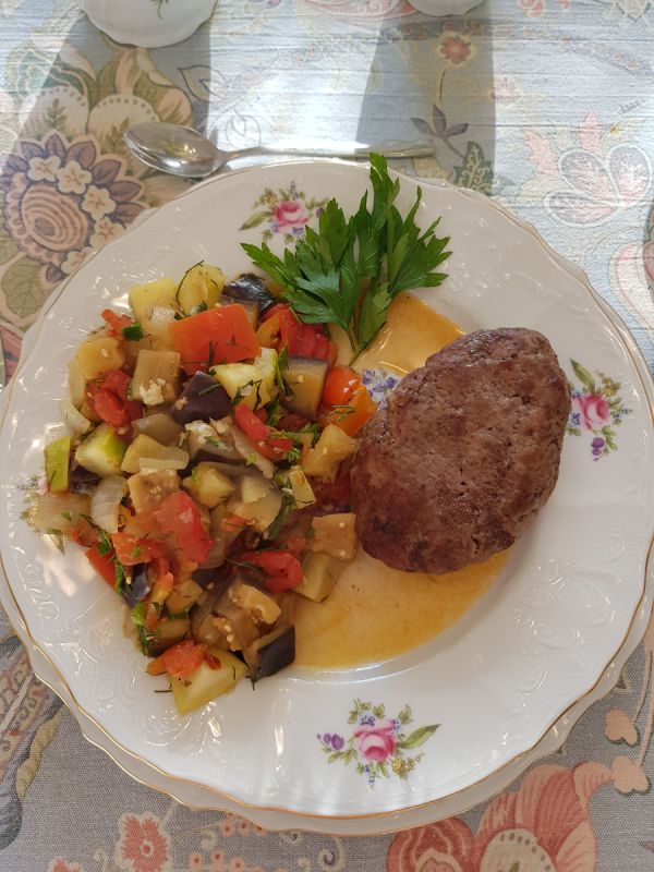 Сытное блюдо на осень: запеченные котлеты с овощным рагу