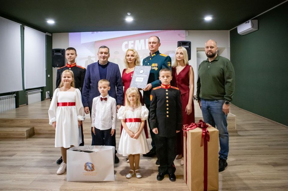 В креативном пространстве «Веранда» губернатор Курской области Александр Хинштейн и глава города Курска Евгений Маслов встретились с семьей Тенёткиных, которая одержала победу во Всероссийском конкурсе «Семья года» в...