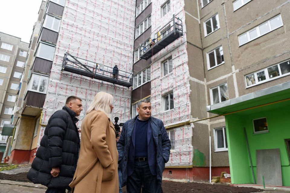 В домах и школе, повреждённых в результате атак ВСУ, продолжается ремонт