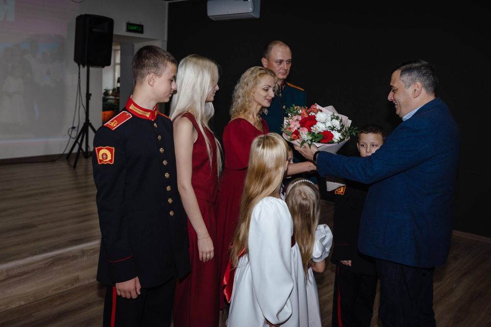 Александр Хинштейн: Нет ничего важнее детей. Сегодня познакомился с нашей курской семьёй Тенёткиных, которая одержала победу во Всероссийском конкурсе «Семья года» в номинации многодетная семья
