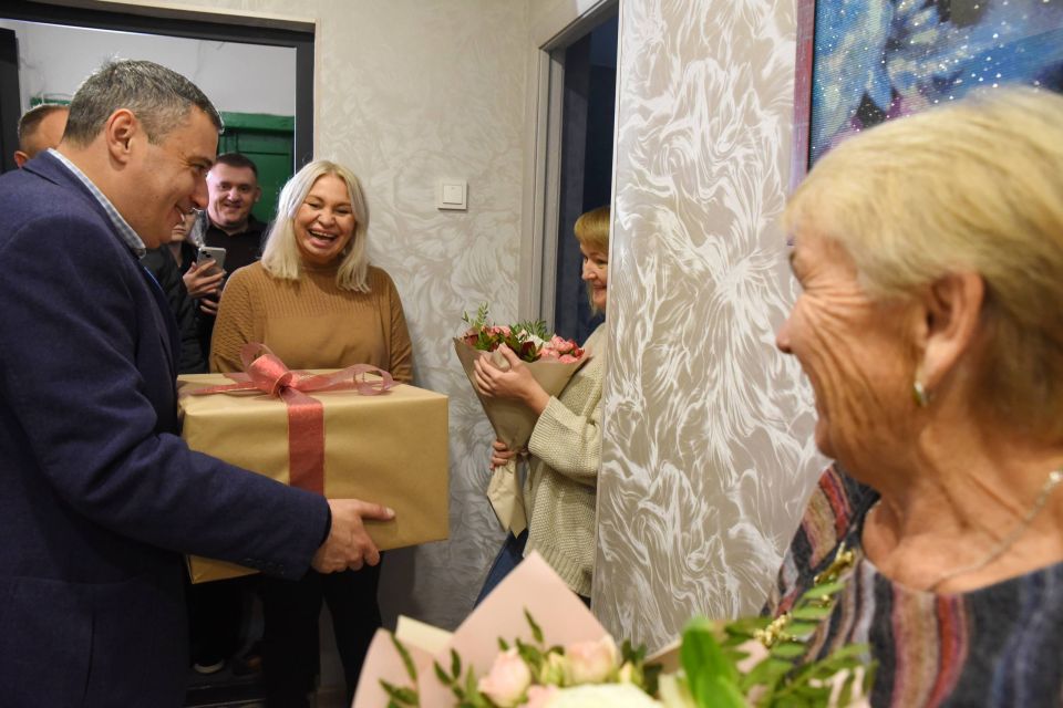Александр Хинштейн: Сегодня, как и обещал, приехал на новоселье: стал первым гостем в отремонтированной квартире в доме на Орловской, 34, который был сильно повреждён после весенней атаки БПЛА на наш город