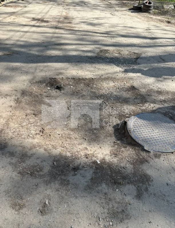 В Курске жители дома у мемориала "Памяти павших" жалуются на разбитый двор