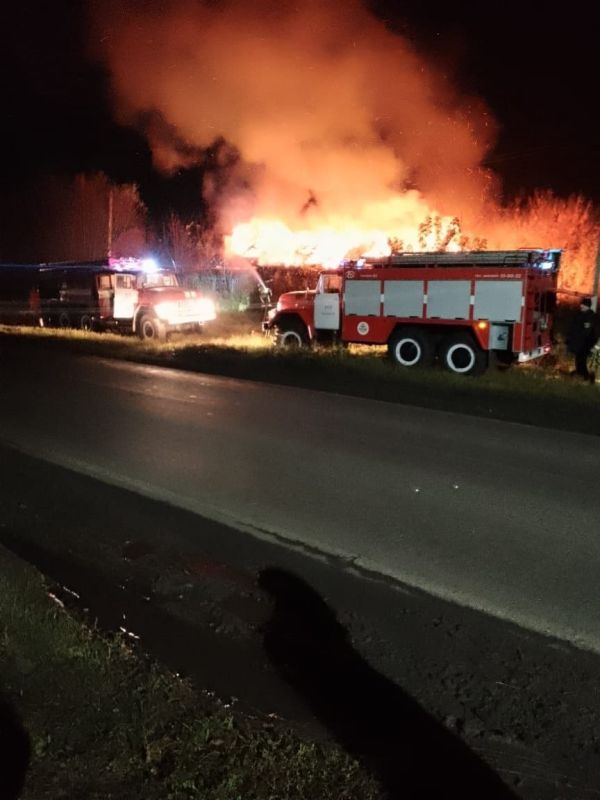 Вечером 18 октября в 20:13 в пункт связи 37-й пожарной части Поныровского района поступило сообщение о возгорании нежилого дома, расположенного по адресу 2-Поныровский сельский совет, деревня Большая Дорога