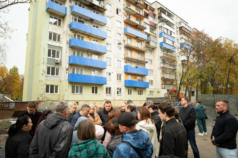 В субботу мэр Курска Евгений Маслов вместе с губернатором Александром Хинштейном посетили дом по адресу Союзная, 55-б