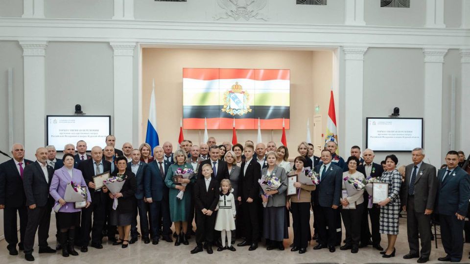 Сергей Бочаров: В Доме Советов губернатор Курской области Александр Хинштейн вручил государственные и региональные награды отличившимся курянам