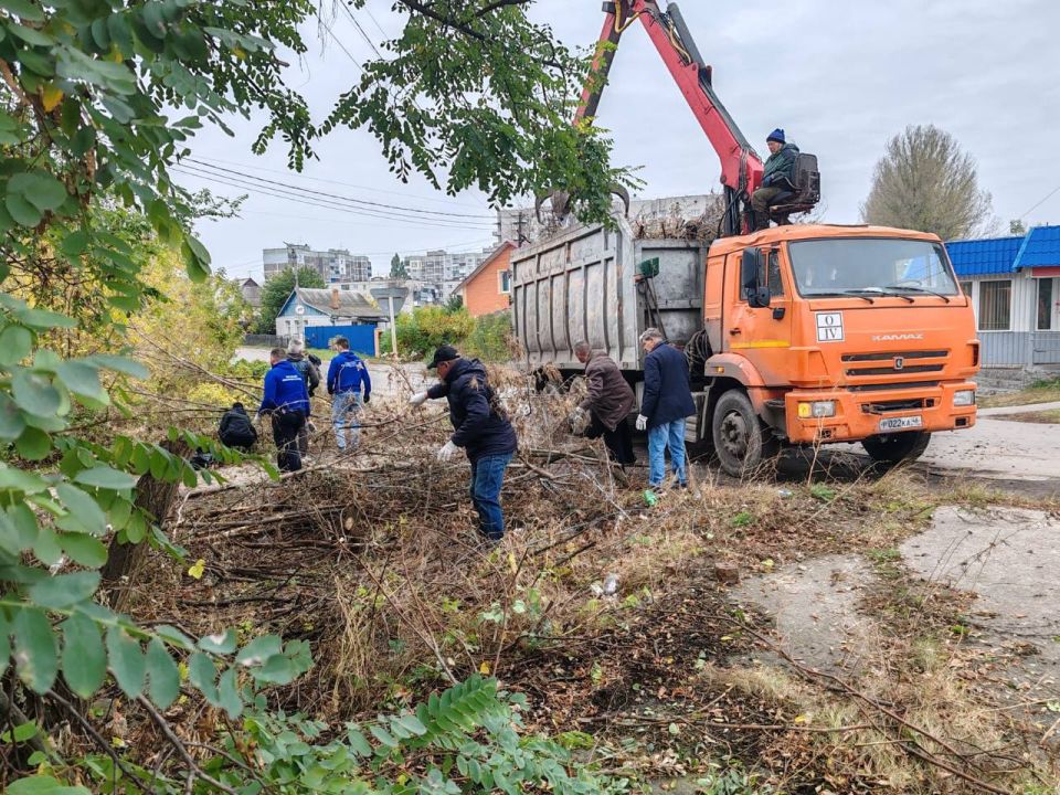 Сотрудники администрации Сеймского округа Курска и волонтеры гуманитарной миссии «Молодой Гвардии» провели субботник на территории ПЛК