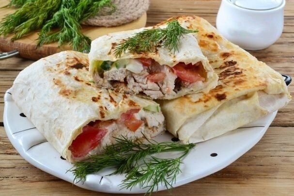 Создайте домашнюю шаурму с курицей и чесночным соусом, как настоящий шеф-повар