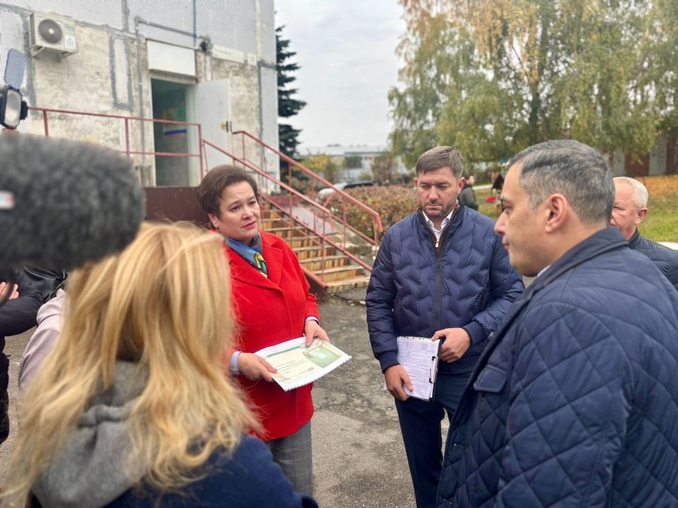 Врио министра социального обеспечения, материнства и детства Курской области Татьяна Сукновалова вместе с губернатором Курской области Александром Хинштейном, членами Правительства региона и представителями строительной...