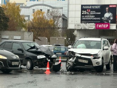 В центре Курска произошло жёсткое ДТП