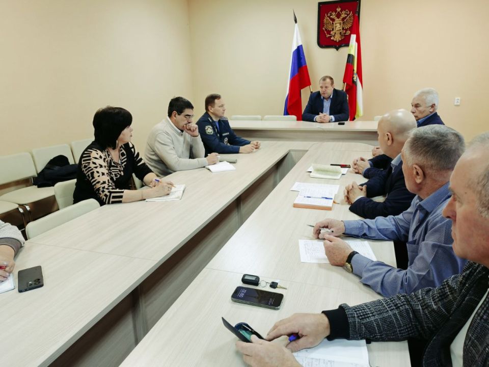 Сергей Цуканов: Понедельник начал с планёрки с главами муниципальных образований Фатежского района, на которой обсудили ряд важных вопросов, касающихся жизни нашего района