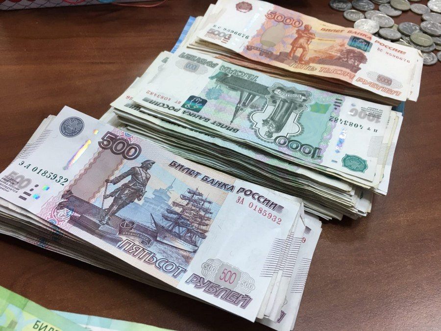 Курянка потеряла 895 тысяч рублей после сообщения о доставке цветов