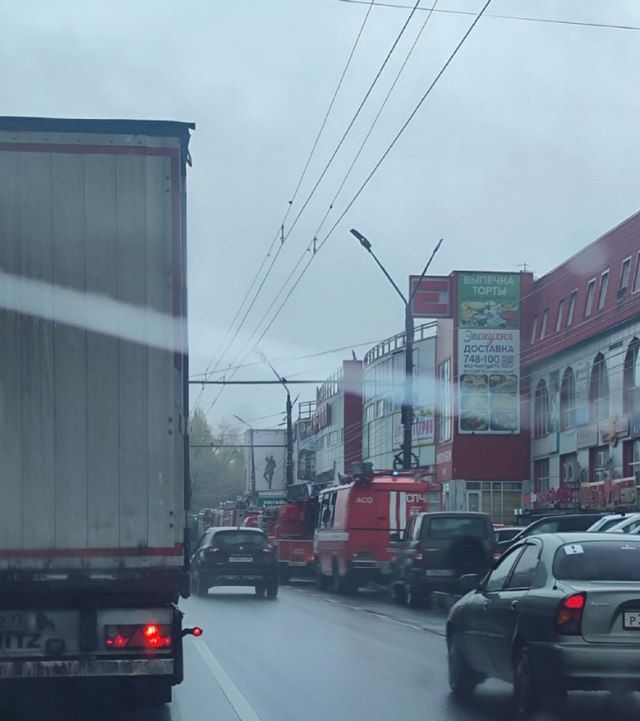 В Курске тушат пожар в здании Сеймского рынка