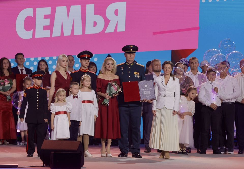 Поздравляем курскую многодетную семью Дениса и Ольги Тенёткиных с победой на Всероссийском конкурсе «Семья года»