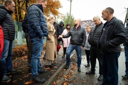 Глава Курска потребовал переделать тротуар возле школы №50