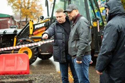 Глава Курска Евгений Маслов приехал на улицу Димитрова, где произошел порыв теплосети