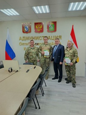 Олег Быковский: Сегодня, 21 октября 2025 года, я встретился с бойцами отряда "Барс-Курск" и выразил им благодарность за их вклад в охрану общественного порядка на территории Октябрьского района