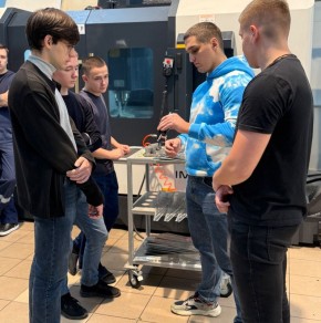 Студенты ЮЗГУ проходят практику на «Авиаавтоматике» под чутким руководством специалистов завода