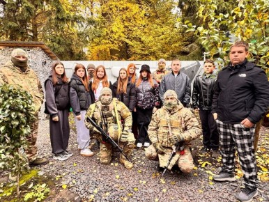 Активисты «Движения первых» Хомутовского района побывали на экскурсии у бойцов добровольческого отряда «БАРС-Курск»