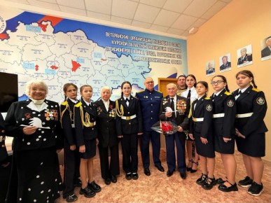 В День памяти павших воинов руководитель регионального управления СК России совместно с кадетами  ведомства встретился с ветеранами Великой Отечественной войны и боевых действий, а также родственниками участников специальной...