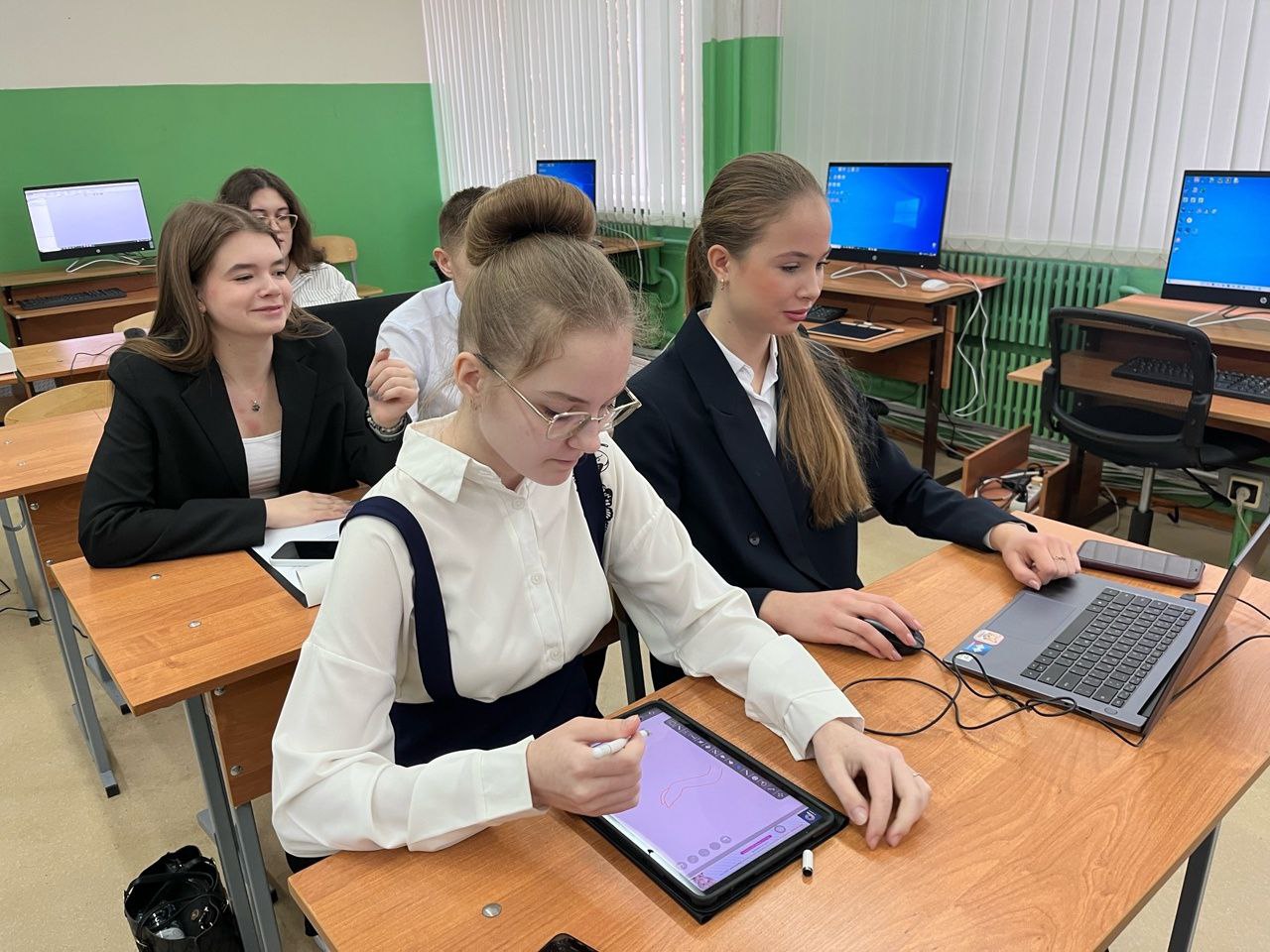 В Курске прошли соревнования по компьютерному многоборью В Курске прошли соревнования по компьютерному многоборью