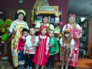 Мастерим оберег!. В Бобрышевской библиотеке прошёл мастер-класс по народной кукле "Березка" с Жанной Николаевной Мелиховой! Дети узнали об истории кукол и смастерили своих собственных!