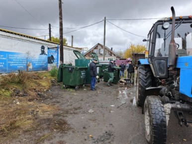 Владимир Зайцев: Доброе утро, друзья!. Вчера, несмотря на дождливую погоду, работники Администрации района продолжили уборку мусорных свалок на территории райцентра