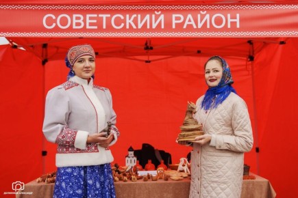 На Фестивале районов на Полугоре в Курске выступили творческие коллективы и представили свои работы мастера из Советского района