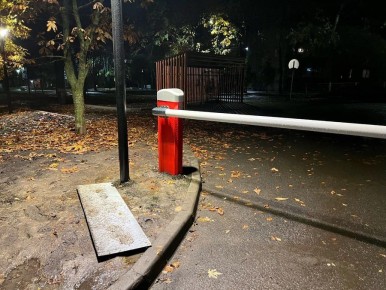 Проход в парке Пионеров закрыли шлагбаумом