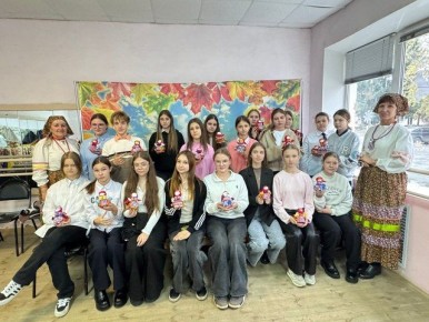 МКУК «Пристенский РДК» провёл мастер-класс по изготовлению куклы-мотанки для учащихся МКОУ «СОШ №2 пос.Пристень» и МКОУ «СОШ № 1 п. Пристень»