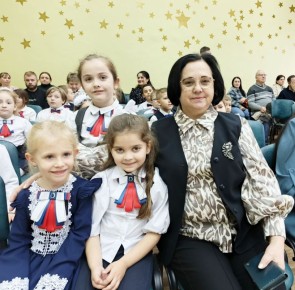 Мы – орлята России!. В школе № 22 прошло торжественное посвящение первоклассников в орлята России: 50 ребят произнесли клятву, послушали наставления старших классов и увидели творческие номера