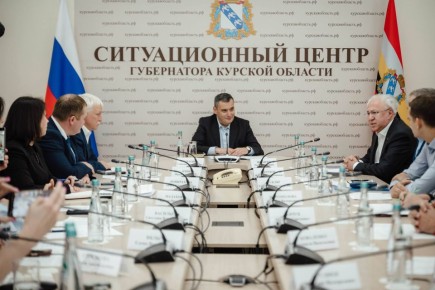 Губернатор Курской области Александр Хинштейн и председатель Российского экологического общества, директор Центра зеленых стандартов Минприроды России Рашид Исмаилов провели расширенное заседание Общественного совета при...