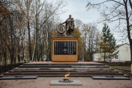 Александр Хинштейн: Продолжаю рассказывать о поездке в Тимский район: побывал в центральном «Парке Героев» и старинной Воскресенской церкви