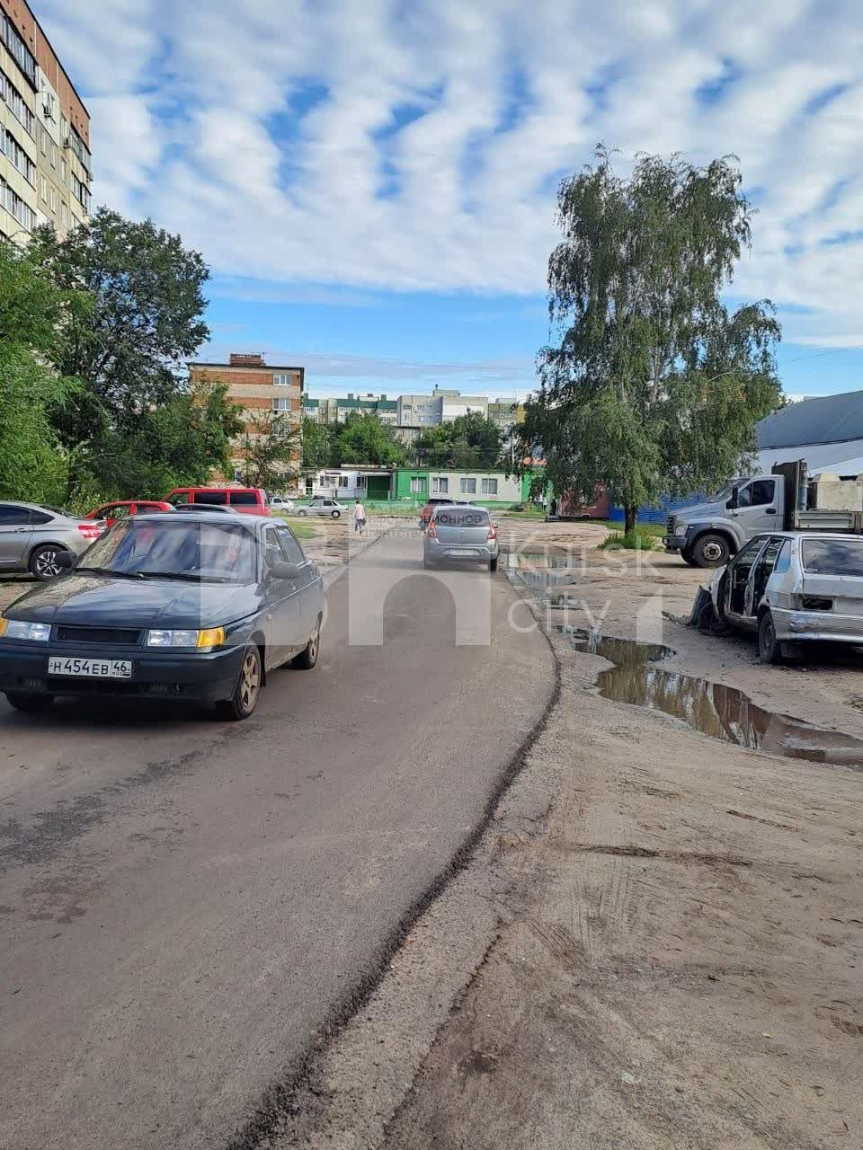 В Курске жители улицы Крюкова остались без тротуара В Курске жители улицы Крюкова остались без тротуара