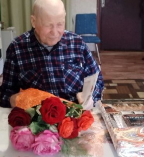 ПОЗДРАВЛЕНИЕ С ЮБИЛЕЕМ!. Свое 95-летие отметил житель села Хмелевое Евгений Матвеевич Изотов, человек, чья жизнь неразрывно связана с историей нашей страны, ведь он принадлежит к поколению детей войны