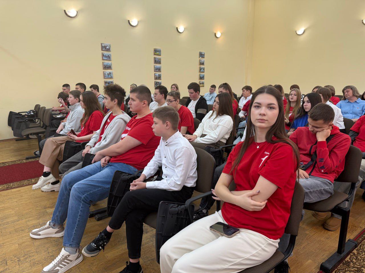 Активисты "Движения Первых" Глушковского района встретились с педагогом, краеведом, прозаиком Валентиной Ивановной Ткачевой Активисты "Движения Первых" Глушковского района встретились с педагогом, краеведом, прозаиком Валентиной Ивановной Ткачевой