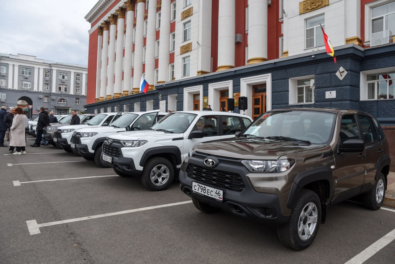 Александр Хинштейн передал ключи от 10 новых автомобилей главврачам поликлиник и больниц города Курска Александр Хинштейн передал ключи от 10 новых автомобилей главврачам поликлиник и больниц города Курска