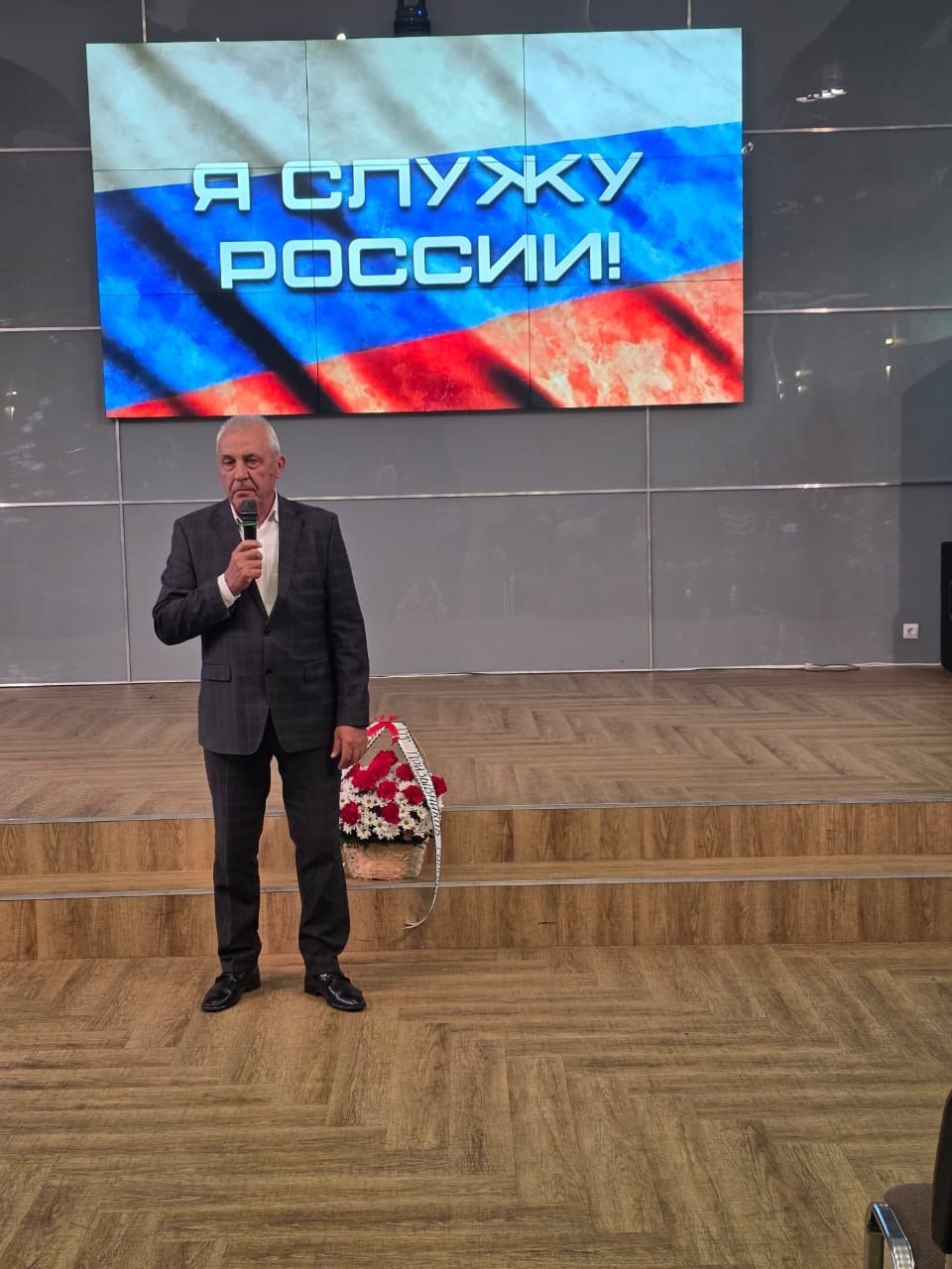 Во Дворце горняков, по сложившейся традиции, состоялись торжественные проводы железногорских призывников в ряды Российской армии