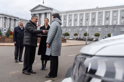Александр Хинштейн передал ключи от 10 новых автомобилей главврачам поликлиник и больниц города Курска