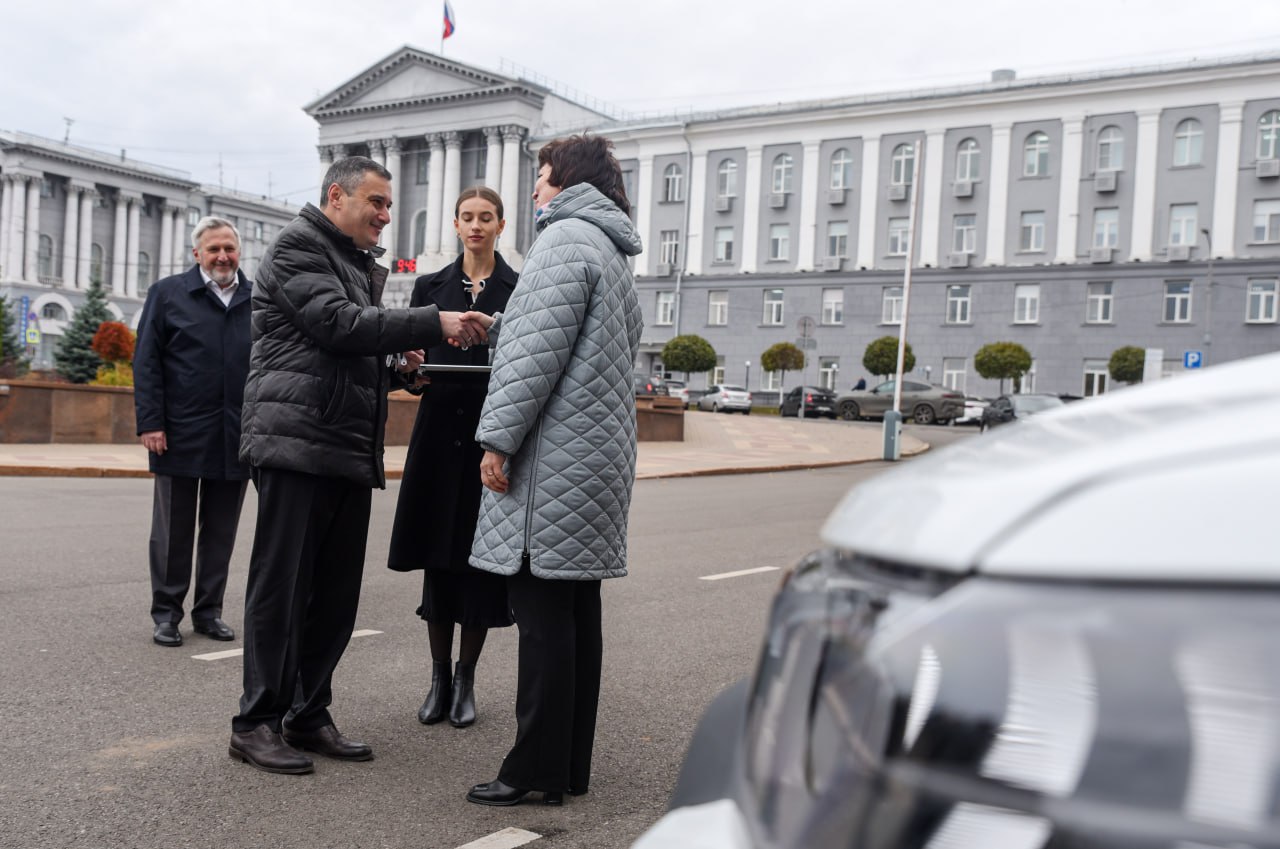 Александр Хинштейн передал ключи от 10 новых автомобилей главврачам поликлиник и больниц города Курска