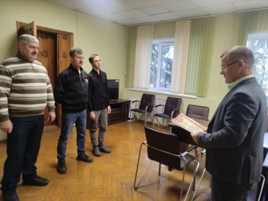 Александр Булгаков: Сегодня в здании администрации района в связи с предстоящим праздником Днём автомобилиста поздравил и вручил Почетную грамоту Тимского района и Благодарность Главы Тимского района «За добросовестный труд...