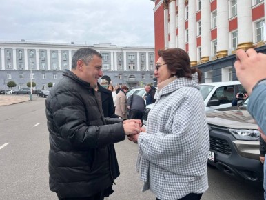 Больницам и поликлиникам Курска передали новые автомобили