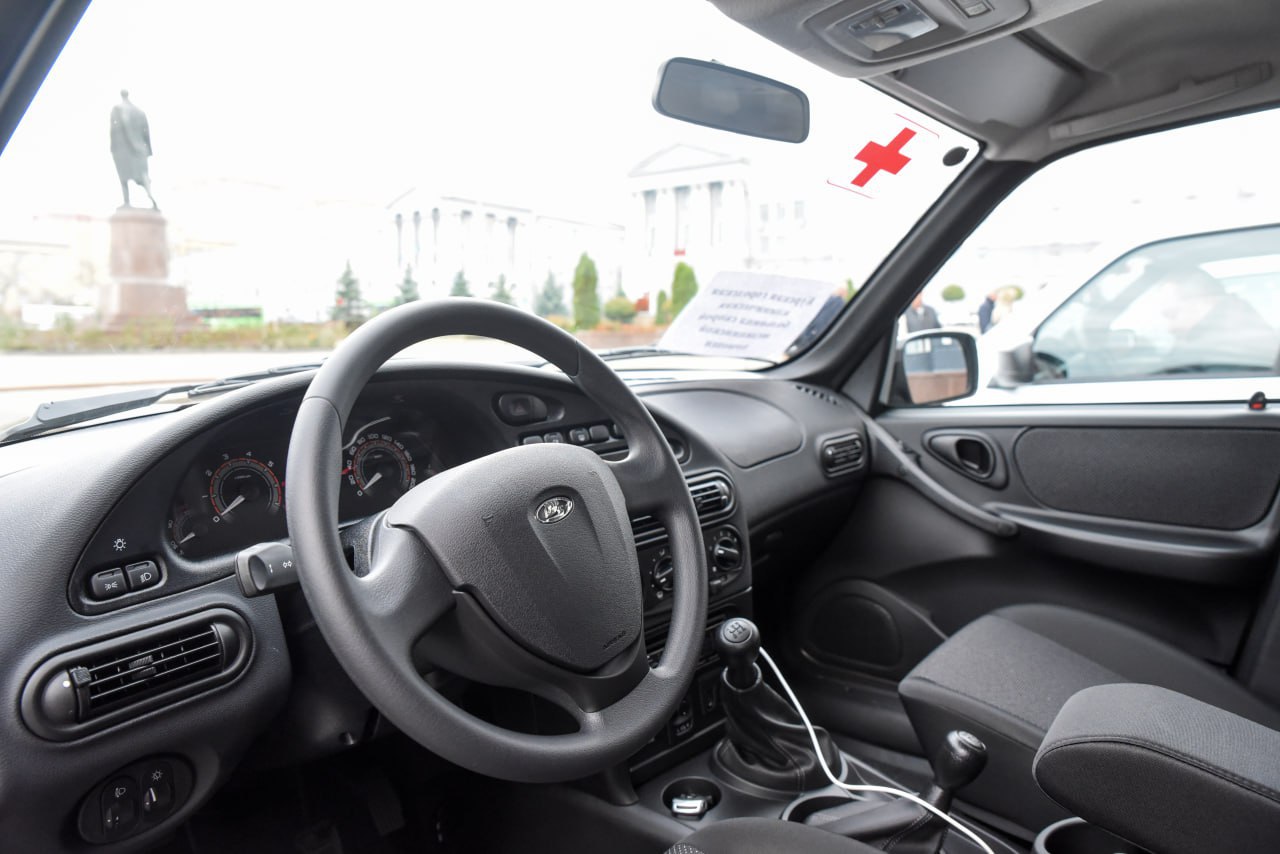 Александр Хинштейн передал ключи от 10 новых автомобилей главврачам поликлиник и больниц города Курска Александр Хинштейн передал ключи от 10 новых автомобилей главврачам поликлиник и больниц города Курска
