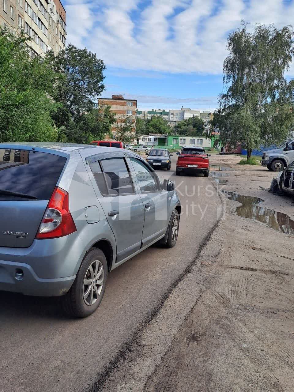 В Курске жители улицы Крюкова остались без тротуара В Курске жители улицы Крюкова остались без тротуара