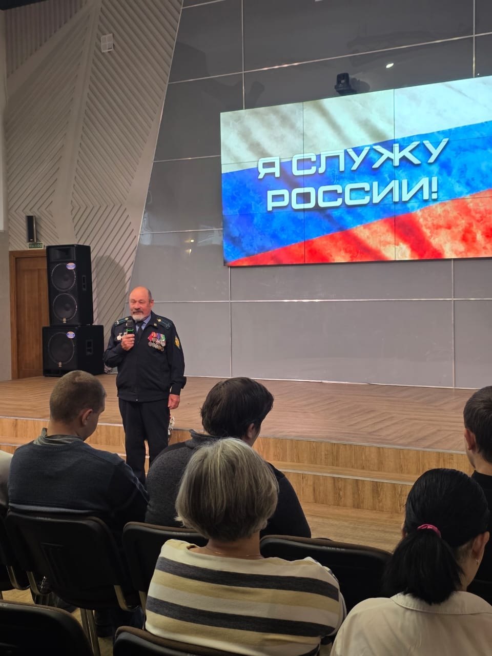 Во Дворце горняков, по сложившейся традиции, состоялись торжественные проводы железногорских призывников в ряды Российской армии Во Дворце горняков, по сложившейся традиции, состоялись торжественные проводы железногорских призывников в ряды Российской армии