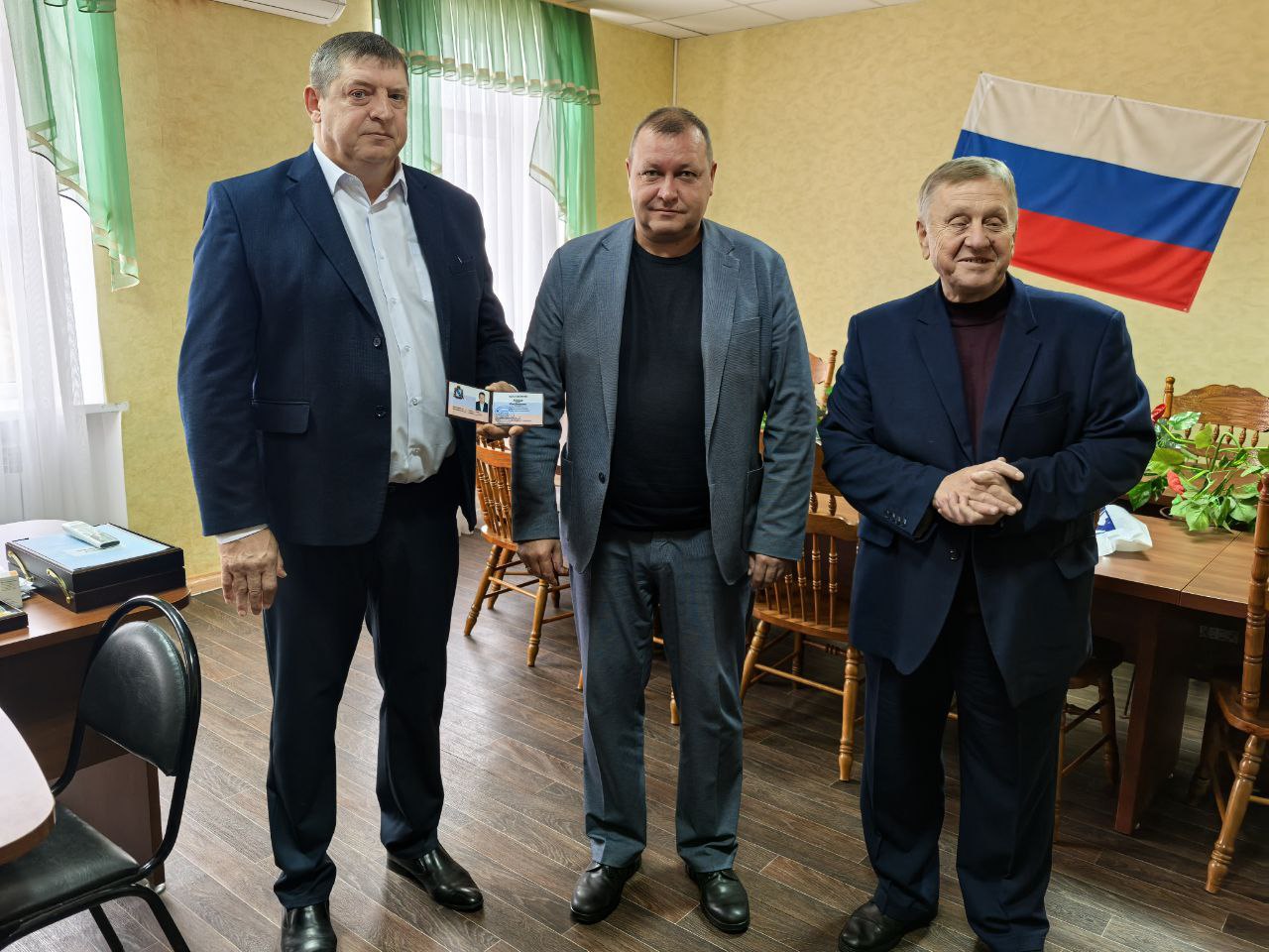 Андрей Телегин: Сегодня вручил удостоверения Главам Бесединского и Полевского сельских советов - Юрию Евгеньевичу Алябьеву и Виктору Николаевичу Постоеву